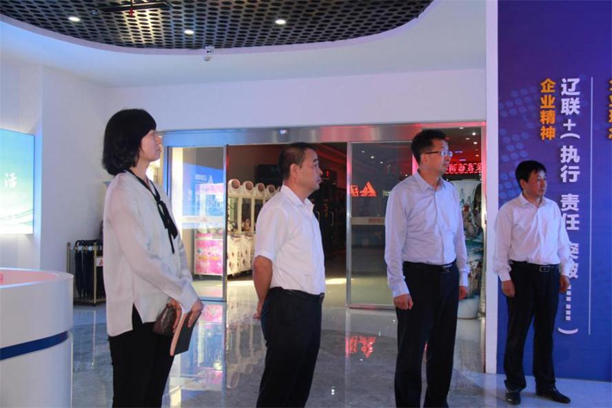 辽阳市何亚琼副市长莅临人生就是搏官网电商调研指导